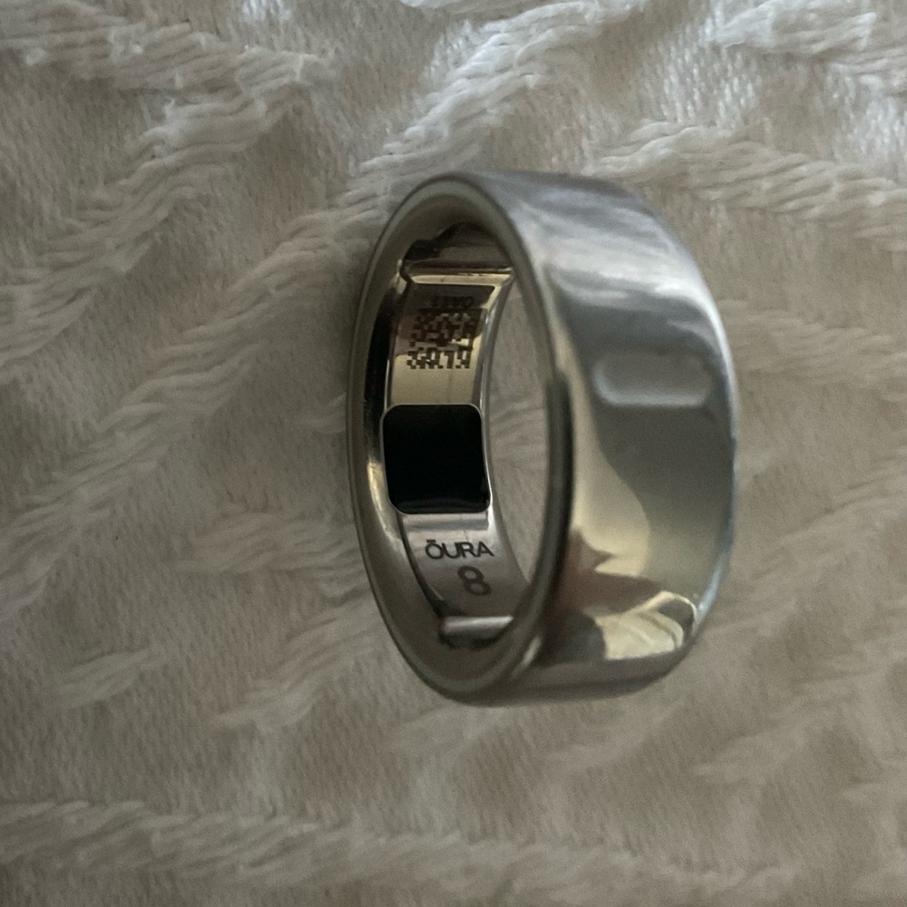 Oura Ring 4 in Sleek Silver - Picture 3 of 4